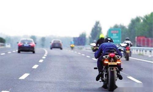 高速骑摩托吃瓜,摩托飞驰，一路吃瓜观景